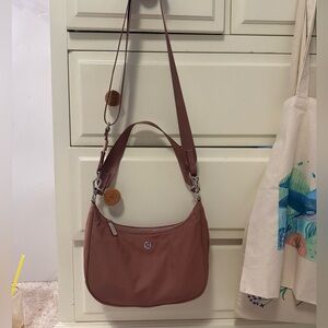 Lululemon city essentials shoulder bag